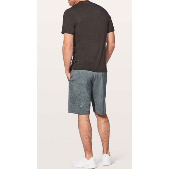 LULULEMON ATHLETICA T.H.E. Short 'Linerless 11' Size Medium - Picture 2 of 7